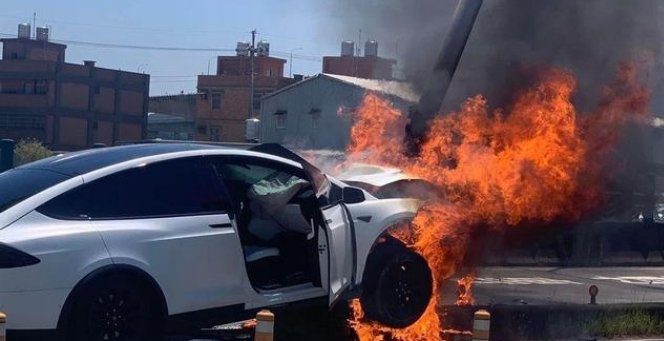 林志颖父子遭遇严重车祸，车辆燃烧3小时仍未熄灭，其中的原因是什么？