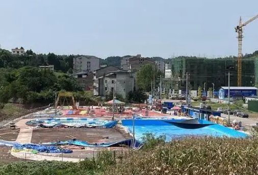 四川泳池垮塌遇难者父亲发声，我们从中可以读出哪些信息？