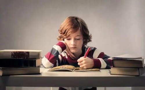 浙江杭州一孩子凌晨三点突然爬起来做起了试卷，家长对此有何表示？