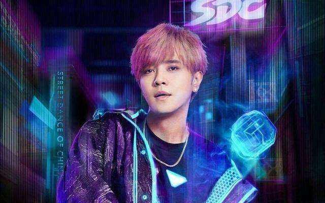 罗志祥玩游戏和女粉丝隔着薄板亲吻足足5秒钟，虽然是宠粉丝，但是会不会玩得太大了？