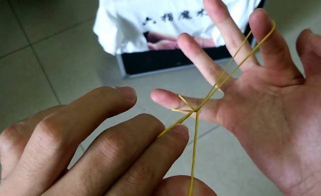 橡皮筋魔术是怎么变出来的?