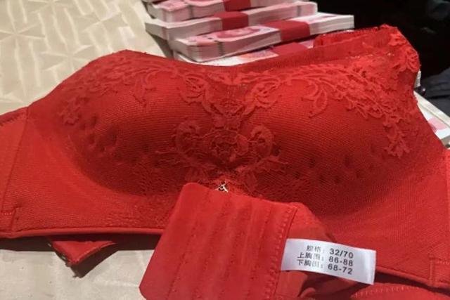 网传新娘家不给接亲，新娘的父亲作出了什么回应？