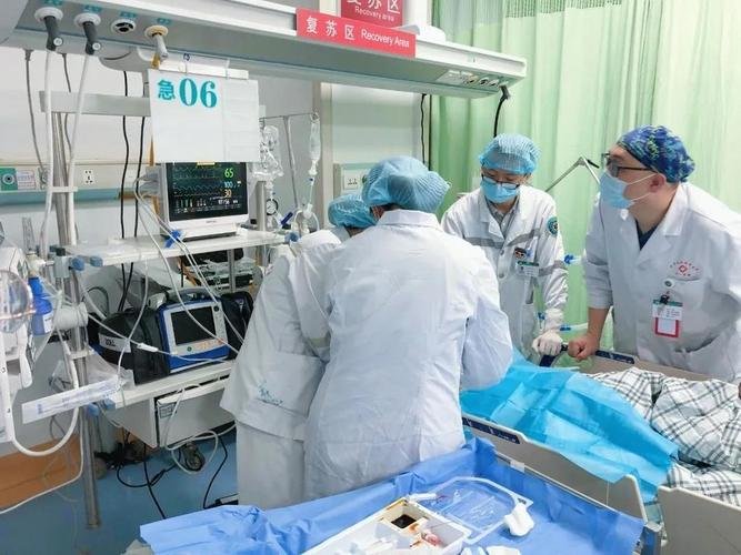 宁波护士在抢救过程玩手机，官方称其联系医务人员支援抢救，具体情况如何？