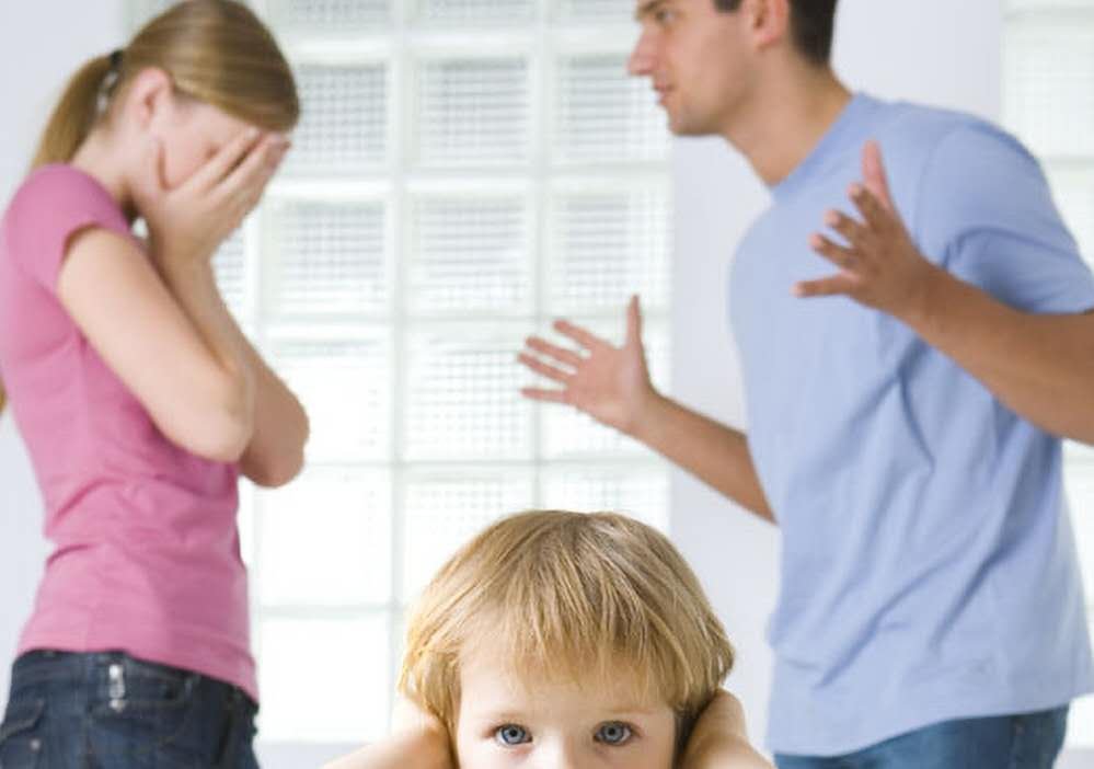 夫妻吵架丈夫欲将孩子扔下桥,和好后却说只是开玩笑,能信吗?