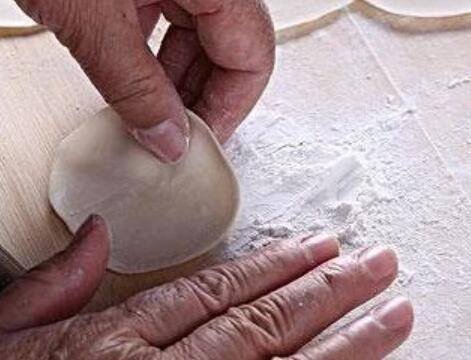 雪饼上的雪主要是什么成分