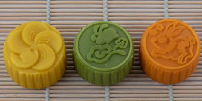 东北丈夫看到南方妻子切蛋糕式吃月饼都惊呆了，南方人吃月饼有多精致？