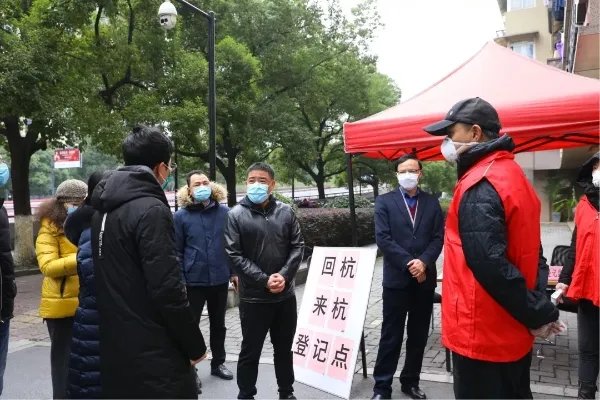 一上海游客进入杭州突然被赋黄码，需要联系社区转绿码，具体原因是什么？