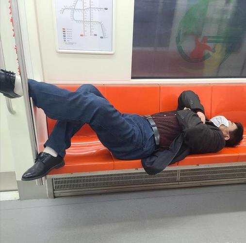 武汉大妈横躺地铁座位吃馍，垃圾扔地上！国人素质该如何提高？