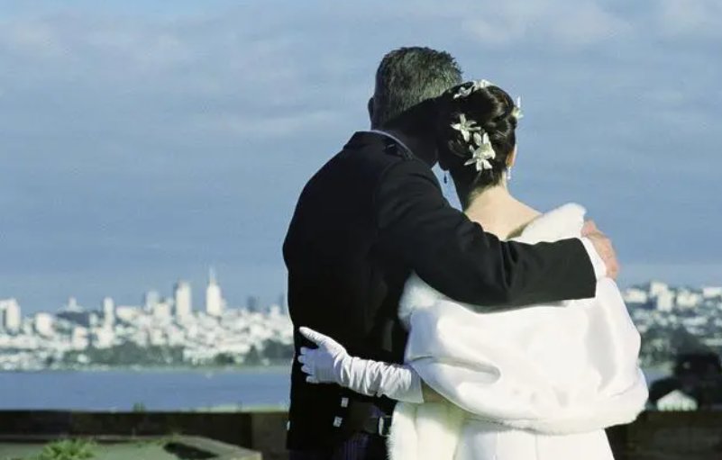 不靠谱！女子被丈夫高速抛下，冷雨夜独自徒步，男子的行为是否值得原谅？