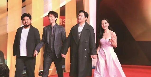 沈腾被网友封为“红毯做作第一人”，他在红毯上究竟有哪些搞笑行为？