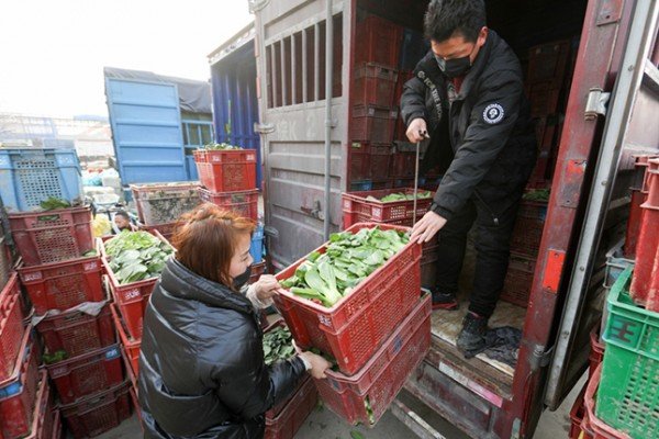北京商超持续加大备货，市民后悔菜囤多了，当地的物资供应情况能否跟得上？