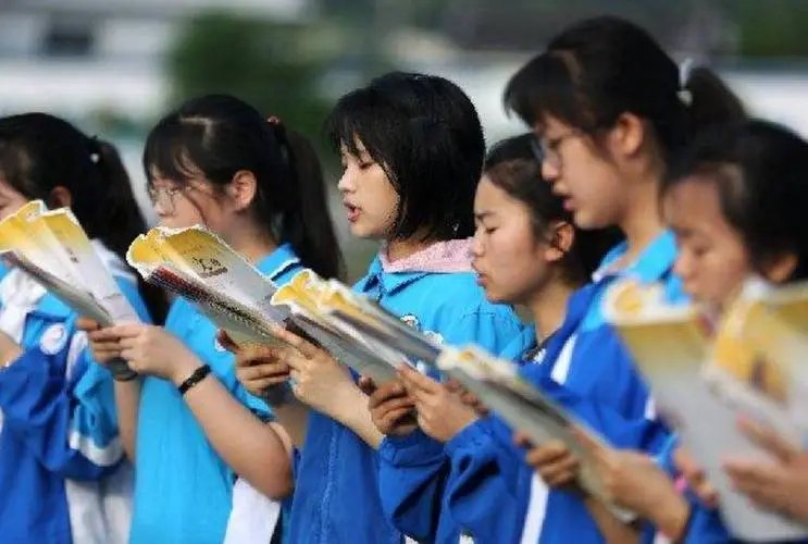 西安一小伙得知考了676分，边吃早餐边看书，他为何能如此淡定？