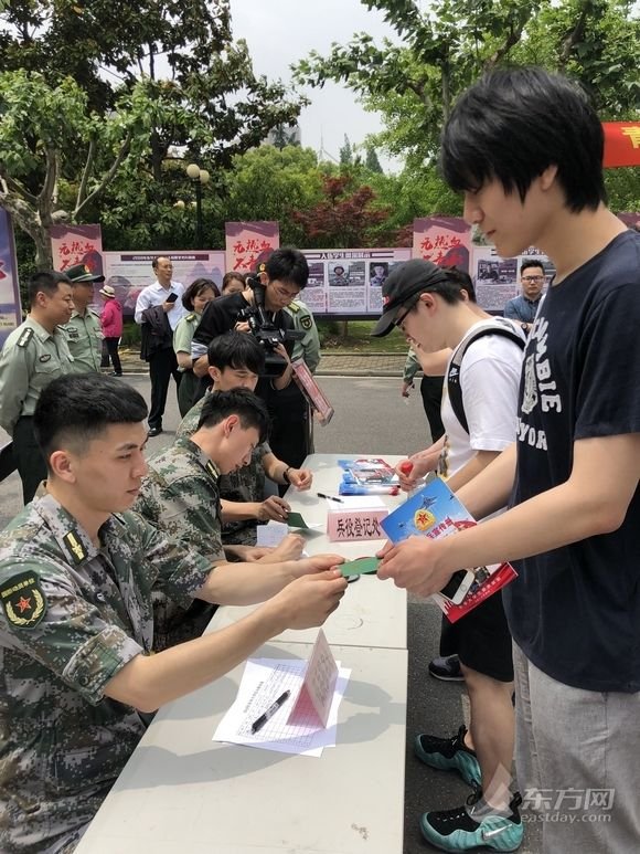 特战女兵三天两夜丛林战斗演练,她们是如何演练的?