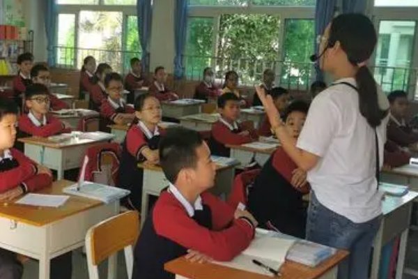 老师班会给学生放父母工作照片吗