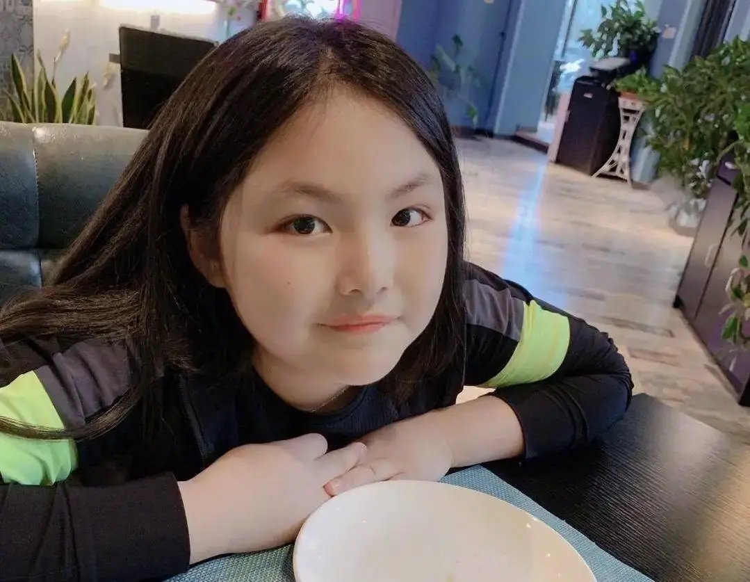 王诗龄晒与闺蜜自拍俏皮可爱，李湘对她有哪些照顾？