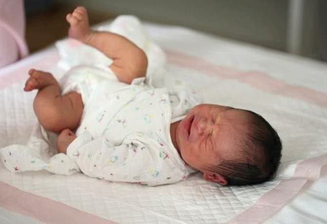 大连一小区老鼠窜上婴儿床，出生仅11天的婴儿多处被咬伤，到底怎么回事？