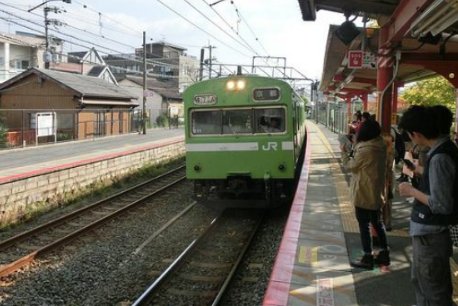 火车进站的动态描写100字