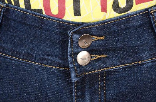 请问牛仔裤上的钮扣如何辨别它是铁、铜还是铝（因工作需要，不能穿有铁裤）？谢谢！