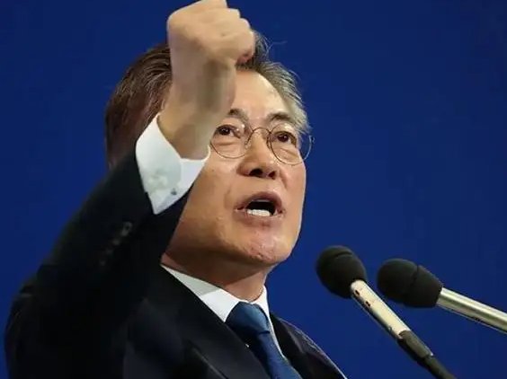 据韩媒报道：文在寅散步被男子威胁辱骂，事发当时的具体情况是怎样的？