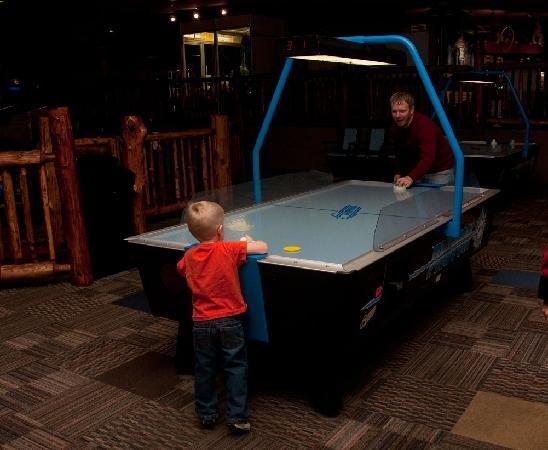 游戏厅里那种两个人在一个光滑桌面上推一个圆片的游戏叫什么？