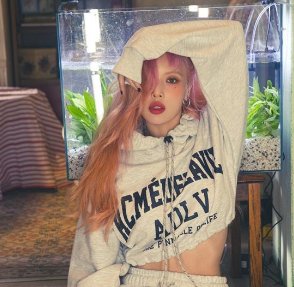 歌手泫雅确诊新冠，出现低烧症状将中断行程，她此前有没有接种疫苗？