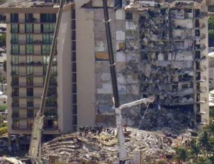 美国公寓楼坍塌事故已致11死，谁该为这些死者负责？