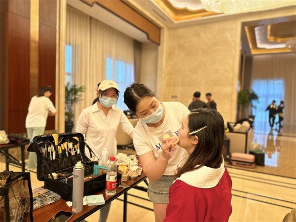 武汉学彩妆要多少学费？有包住的学校吗？