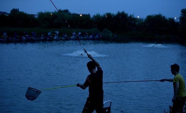 go across是什么意思