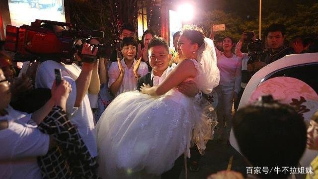 结婚当天新娘要8千8下车费，男子硬拽出婚车，这婚还能结吗？