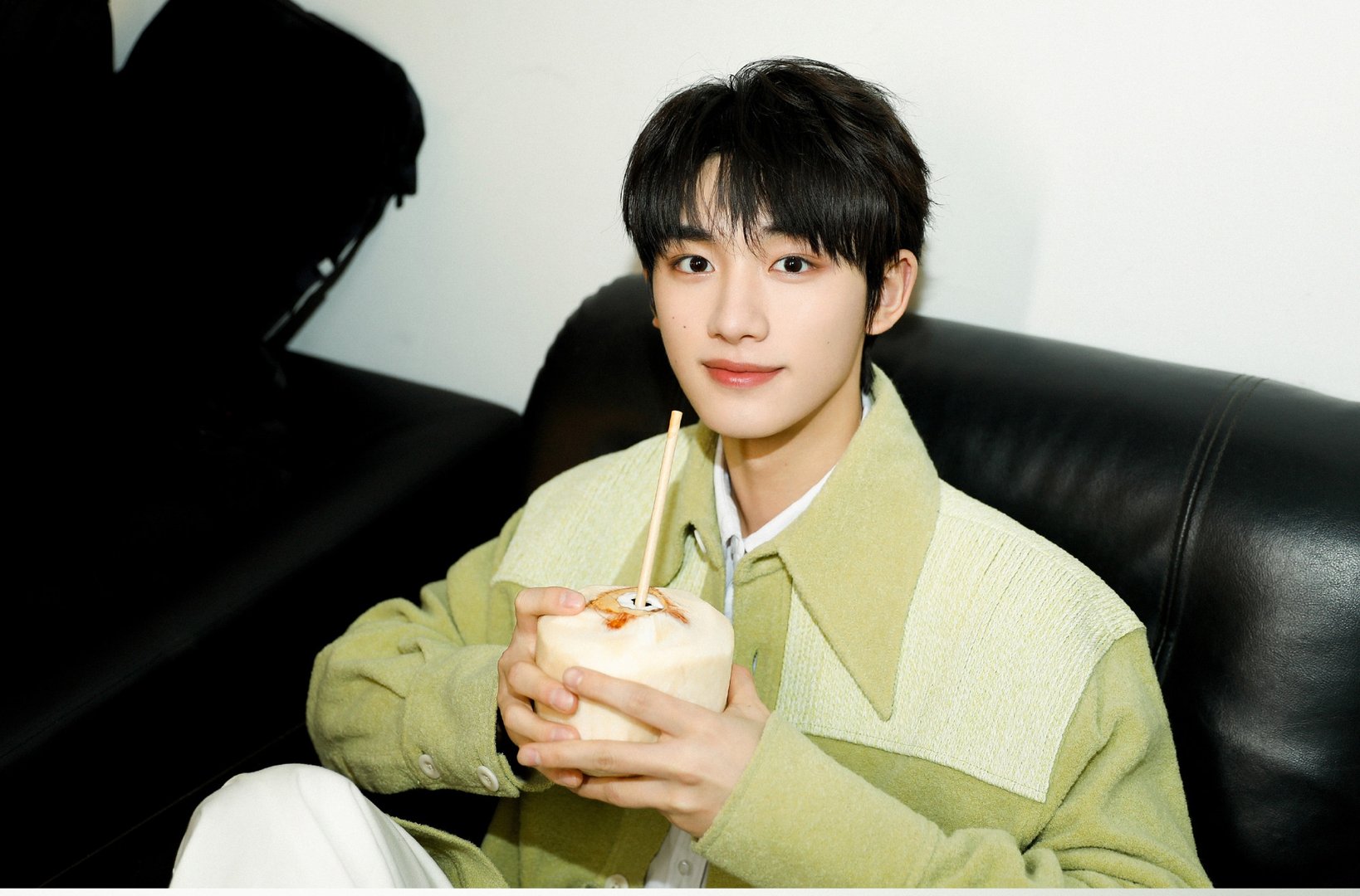 丁程鑫晒和冰墩墩合照,他的冰墩墩是哪里来的?