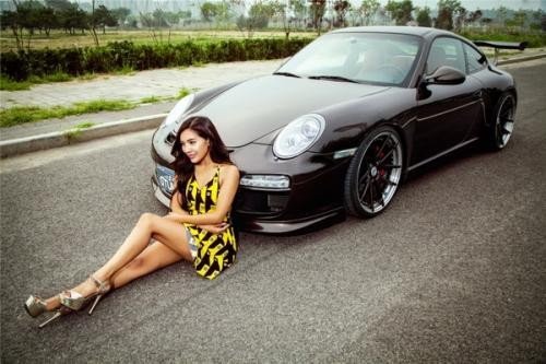 女子深夜坐在保时捷内大哭，为何总能引起网友的包养猜测？