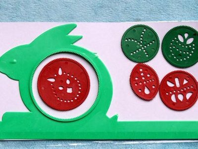 小时候玩过的一种画画玩具，一个带齿的大圈，在里面放不同的小圈，用笔就可以画出不同的图案。是什么玩具