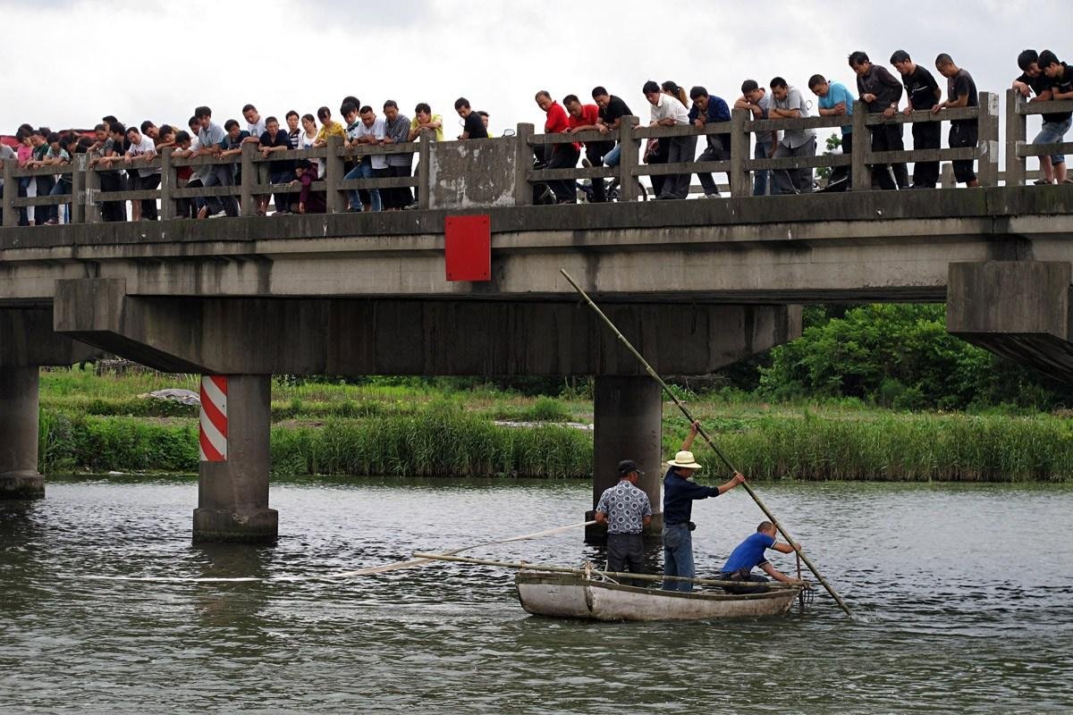 眼看着妻子跳河不救,独自回家还约人夜宵,其丈夫被怎么判的?