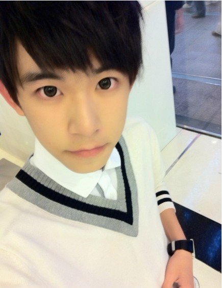 帮忙找男生头像大图，跪求了，他叫郭根恺 都是同一个人，别跟我说放大就完事