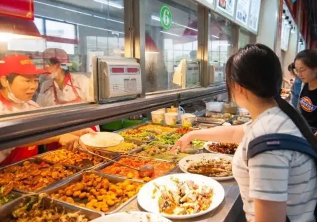 该怎么和食堂大妈熟识，并让她给你多打点饭？