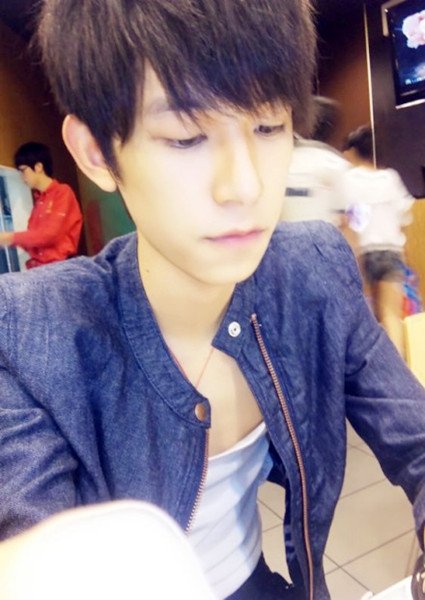 帮忙找男生头像大图，跪求了，他叫郭根恺 都是同一个人，别跟我说放大就完事