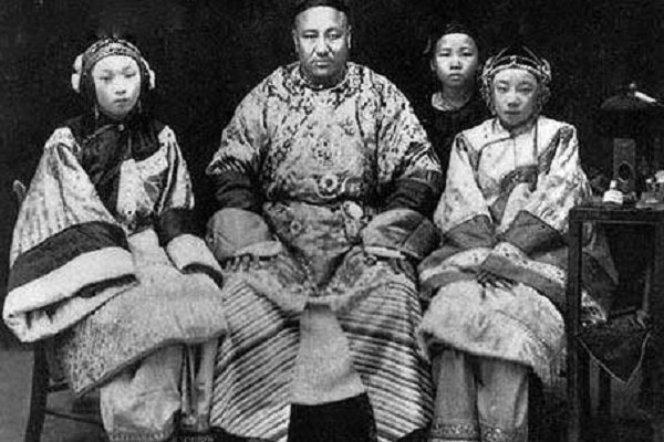 香港什么时候废除一夫多妻制度的？