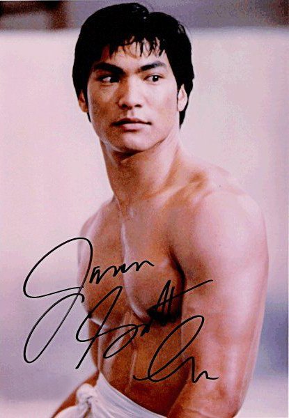 .央视曾播电影版《李小龙传奇》,主演是一个亚洲人,...