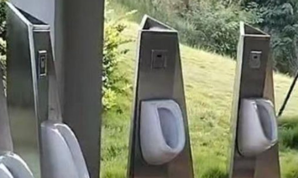 四川一男子景区内遇露天厕所，园区回应引质疑，你对这一幕怎么看？