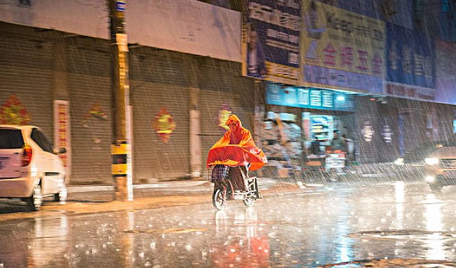 下雨了,我们赶快回家吧用什么标点符号