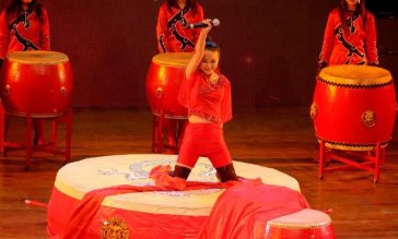 汶川地震中没了双腿和女儿的女老师，5年后嫁海归生女，现状如何呢？