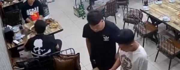 目击者称老板与打人者坐一桌吃饭，老板与与打人者究竟是什么关系