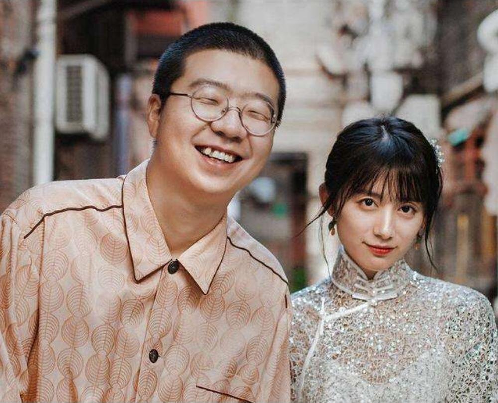 李诞和美女现身街头，摸脸牵手亲密互动，此前传和黑尾酱离婚的消息属实吗？