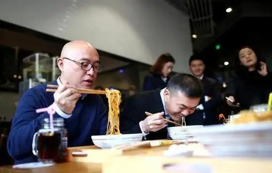 明星餐饮“凉了”，背后推手却一年收割3.6亿，明星做副业有多赚钱？