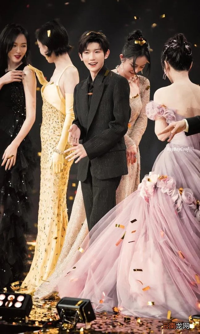 人人看到王源笑靥如花 倪羽裳发过胸照给王源