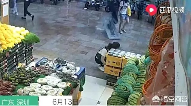 深圳一小区高层窗户坠落砸中楼下男童,满地鲜血生命垂危。高空坠物为什么屡次发生,你怎么看?