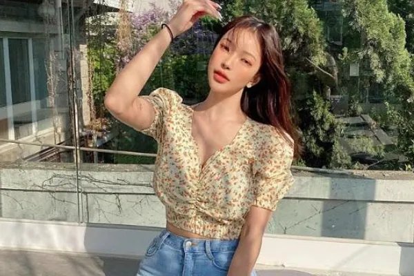 如何看待女孩穿露脐装，被陌生女子说不得体？究竟何时才能穿衣自由？