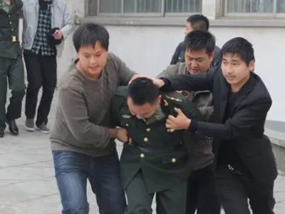 男子冒充大校招摇撞骗17年，冒充军人的后果有多严重？