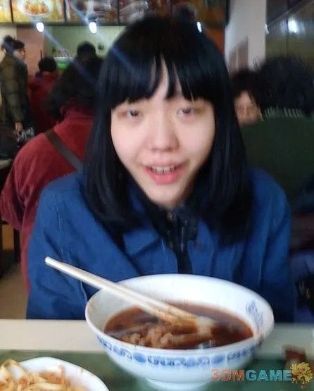 吴莫愁地铁海报吓乘客一跳 鬼魅表情令人毛骨悚然