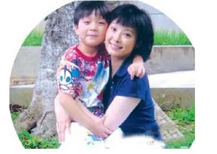 徐威袁立的儿子照片曝光 ？ 到底是不是尚不能下定断